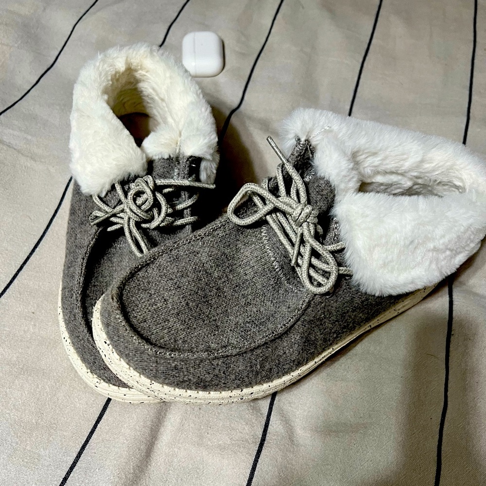 Women’s Hey Dudes Size 8